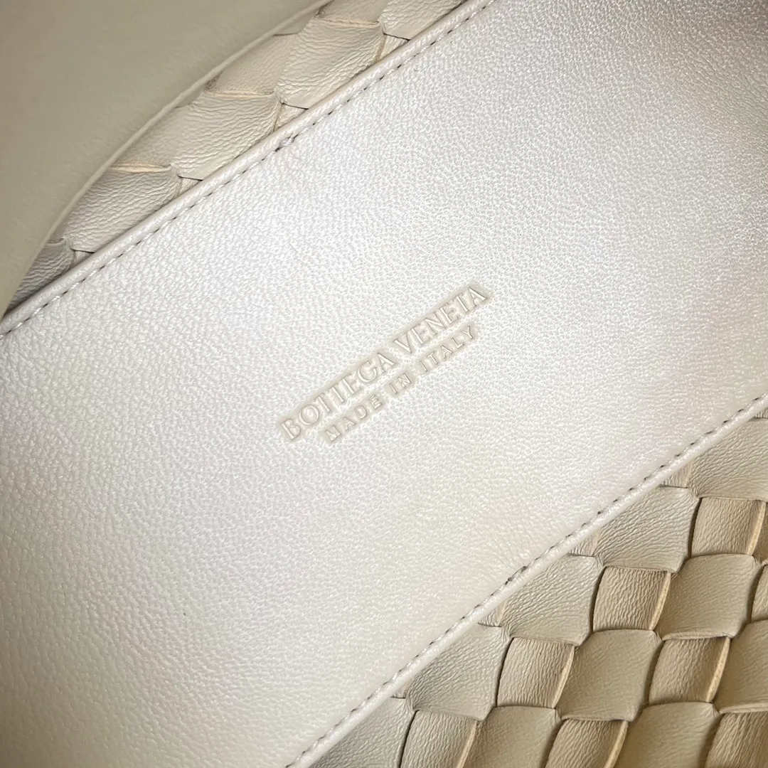 Batch 1860 #Bottega Veneta 2023 spring and summer new Andiamo handbags. Many stars have the same style 🎈 743568. Classic full-body leather weaving with golden knot buckle. Stable enough yet chic enough [satisfied] The whole body is made of Nappa sheep leather. Comfortable, soft and dynamic. The sliding metal knot buckle can adjust the shoulder strap, single shoulder/handbag/crossbody. Multiple carrying methods. Large capacity of the bag. Suitable for commuting/daily use/traveling. This bag is divided into small/medium/large sizes. There is always one that suits you. Then take me with you🎀🎀 Size: 25x22x10.5 p2640